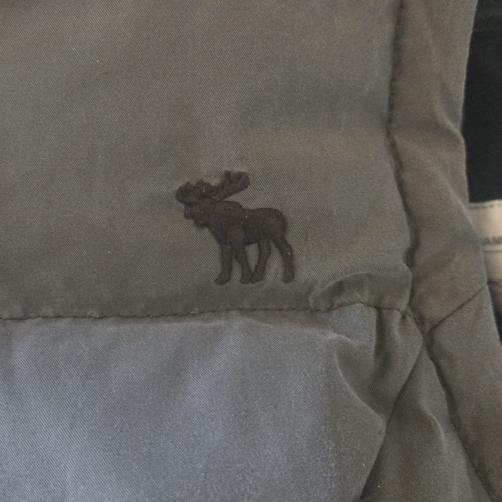 Abercrombie & Fitch Women’s Puffer Vest - Gray - Picture 5 of 8